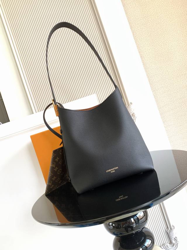 特级 动态芯片 本款 中号手袋为粒面牛皮革搭配绒面内衬，以精湛匠艺演绎简雅轮廓和华美格调的兼收并蓄。可调节肩带点缀经典铭纹挂锁，充裕空间可轻松收纳笔记本电脑等日