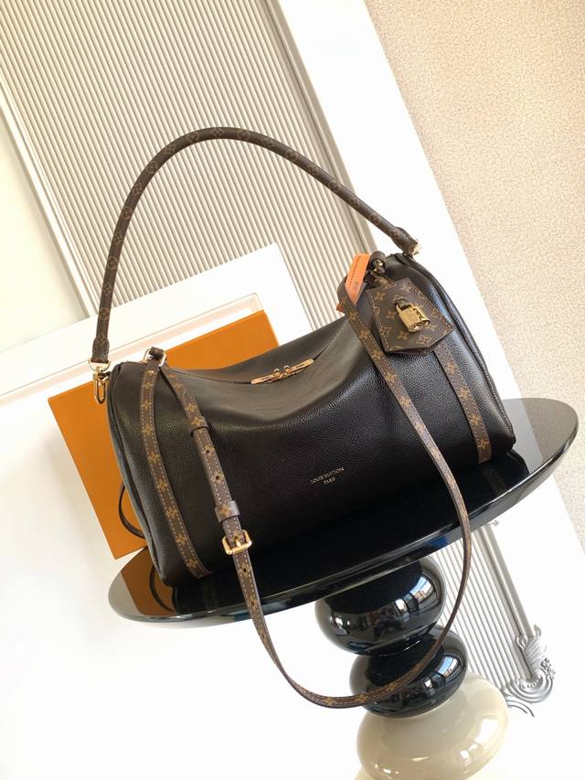 特级 动态芯片 本季 中号手袋专为现代女性匠心打造。本款标志性设计采用牛皮革包身搭配 经典帆布饰边。 提花内衬致敬品牌悠久传承，成就都市生活佳选，可随心切换多种