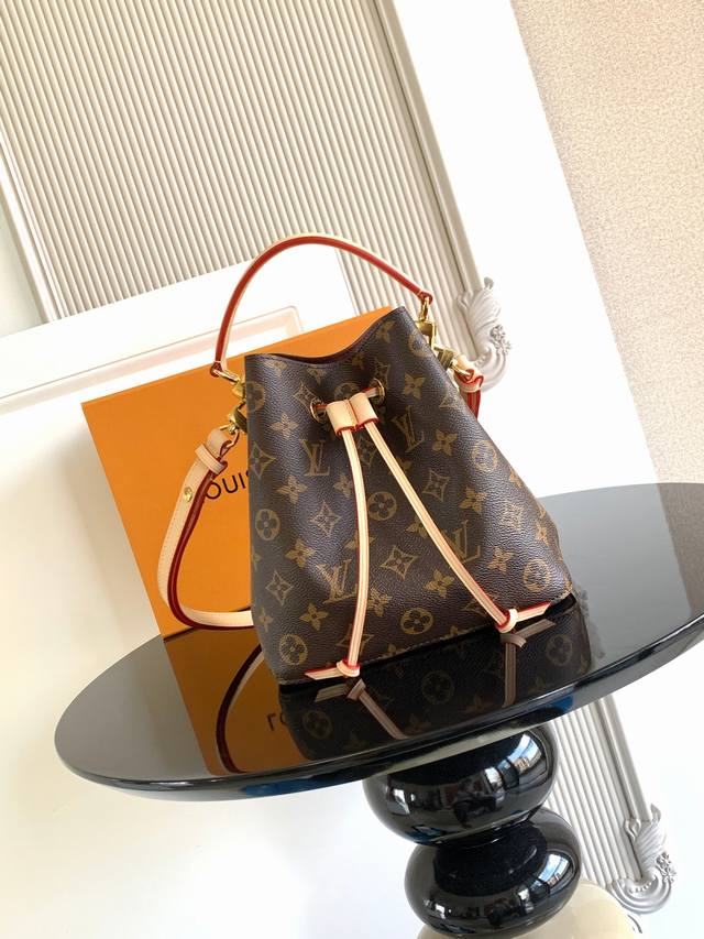 特级 动态芯片 本款 éé 手袋结合 帆布和皮革饰边，以小巧尺寸重塑路易威登 éé 水桶包的经典轮廓。充裕空间可容纳钥匙、 耳机和 手机，皮革抽绳确保物品稳妥随