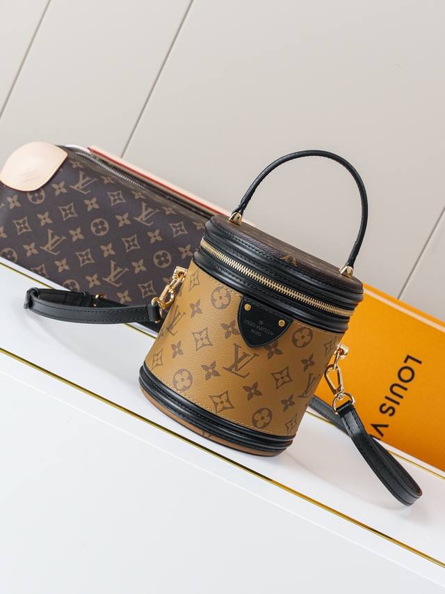 动态163C01芯片 M43986发财桶 顶级原单 独家背景实拍 借鉴历史悠久的 Lv Cannes 化妆箱造型,女装艺术总监 Nicolas Ghesquiè 动态163C01芯片 M43986发财桶 顶级原单 独家背景实拍 借鉴历史悠久的 Lv Cannes 化妆箱造型,女装艺术总监 Nicolas Ghesquiè