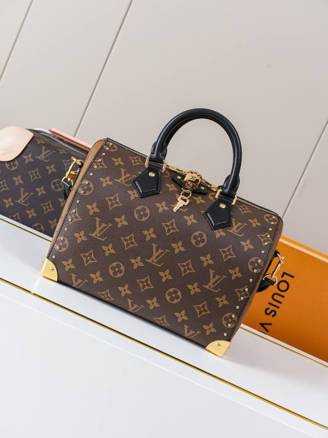 动态163C01芯片 M26181老花 顶级原单 独家背景实拍 路易威登 Trunk 系列迎来本款 Speedy 25 新作，通过 Monogram 经典花纹与