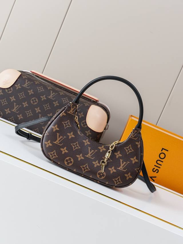 动态163C01芯片 M25223老花 顶级原单 独家背景实拍 本款 Catchy 小号手袋为帆布勾勒牛皮革饰边，以经典 Monogram 图案致敬品牌传统，成