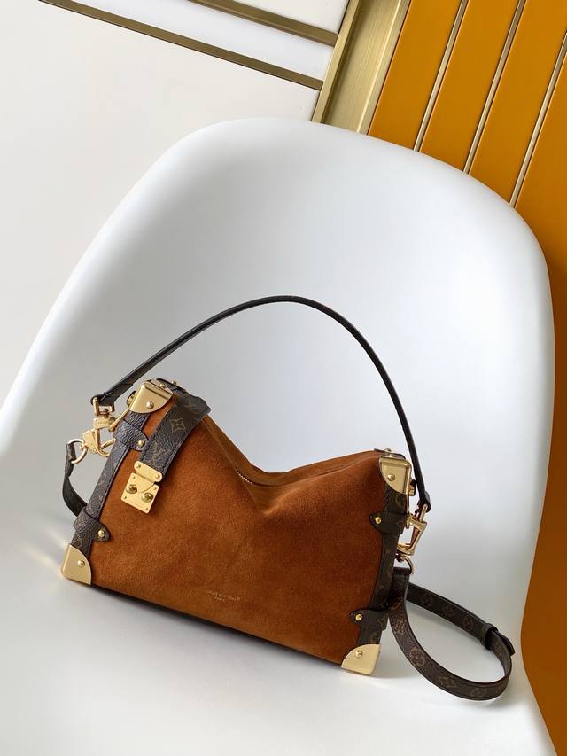 M15072 顶级原单 动态163 本款 Side Trunk 中号手袋出自 Back To School 系列,以雅致色调演绎 1970 年代的复古风尚。Mo M15072 顶级原单 动态163 本款 Side Trunk 中号手袋出自 Back To School 系列,以雅致色调演绎 1970 年代的复古风尚。Mo