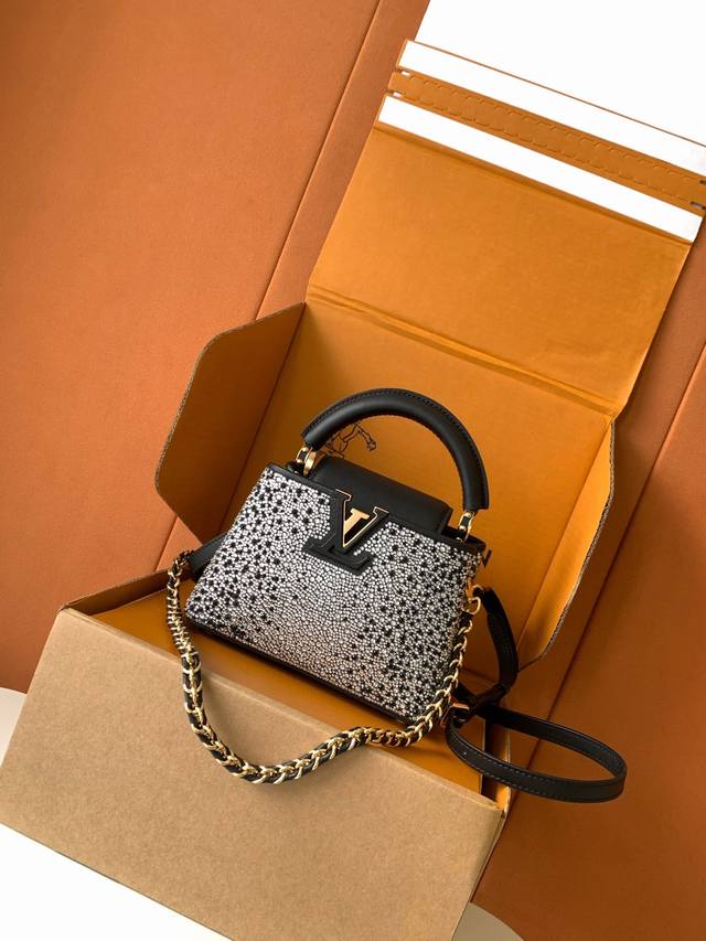 特级全钢五金 迷你M83088 原进口水晶钻 配原进口鳄鱼皮纹 全手工镶钻 M83088黑水晶钻配牛皮本款 Capucines East-West 迷你手袋出自