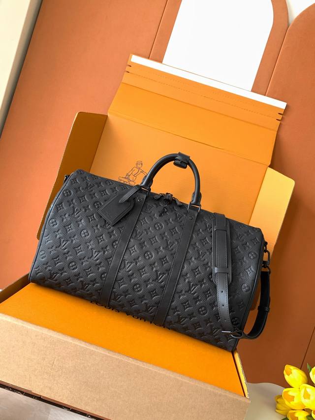 特级 动态芯片 本款 旅行袋为细腻牛皮革压印 图案,焕新品牌经典之作的同时见证匠心工艺。机舱行李尺寸可轻松收纳短途旅行所需。标志性外观及高端材质,成就精致之选。 特级 动态芯片 本款 旅行袋为细腻牛皮革压印 图案,焕新品牌经典之作的同时见证匠心工艺。机舱行李尺寸可轻松收纳短途旅行所需。标志性外观及高端材质,成就精致之选。