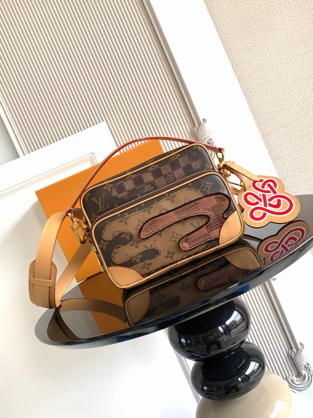 Zp开发 特级 动态芯片 本款 斜挎包为 帆布包身融入 和 帆布贴饰,营造雅致拼贴画效果。宽敞主隔层和拉链前袋确保便捷取放,可拆卸顶部手柄和肩带实现多种背携方式 Zp开发 特级 动态芯片 本款 斜挎包为 帆布包身融入 和 帆布贴饰,营造雅致拼贴画效果。宽敞主隔层和拉链前袋确保便捷取放,可拆卸顶部手柄和肩带实现多种背携方式