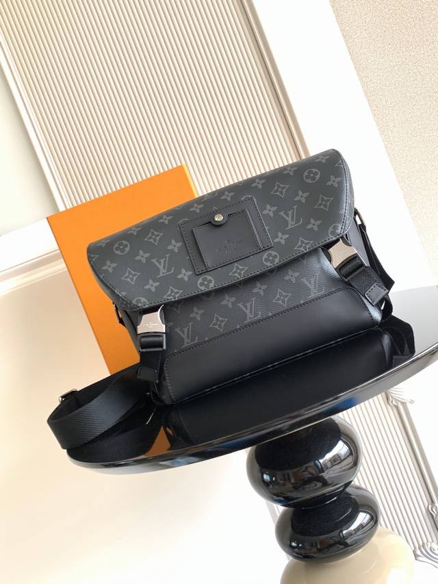 特级 163C01动态芯片 以经典学院风格为设计灵感，此款 小号邮差包采用柔软的 帆布材质，提携十分舒适。双搭扣设计、便利的可调节肩带、众多的内部隔层，满足都市