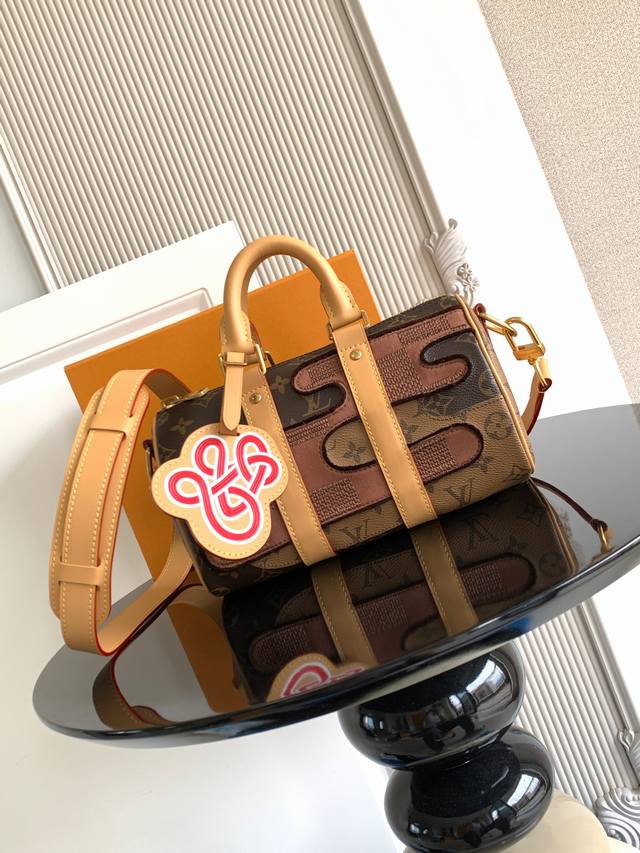 Zp开发 特级 动态芯片 本款 è 手袋自日本 拼布工艺采撷灵感,为经典 帆布包身绣上 和 帆布,成就恰似地形的创意图案。 型号: M15428 皮料: 是西班 Zp开发 特级 动态芯片 本款 è 手袋自日本 拼布工艺采撷灵感,为经典 帆布包身绣上 和 帆布,成就恰似地形的创意图案。 型号: M15428 皮料: 是西班