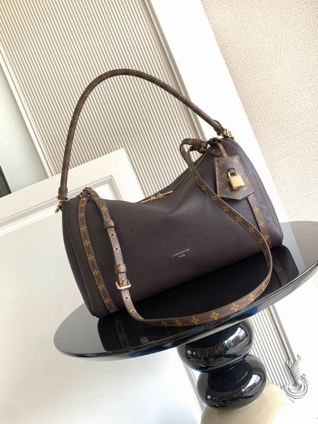 特级 动态芯片 本季 中号手袋专为现代女性匠心打造。本款标志性设计采用牛皮革包身搭配 经典帆布饰边。 提花内衬致敬品牌悠久传承，成就都市生活佳选，可随心切换多种