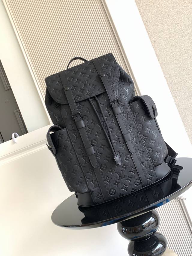 特级 动态芯片 本款 中号双肩包取材 压纹 牛皮革，搭配皮革肩带与哑光金属件。抽绳和按扣封口安全守护随行物品，适中容量囊括外侧袋及内袋。 型号： M55699