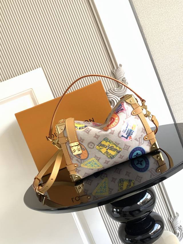 特级 动态芯片 本款 Side Trunk 中号手袋出自 Flight Mode 系列，令 Monogram Dune 帆布呈现复古外观。轻盈构型点缀拼贴效果标