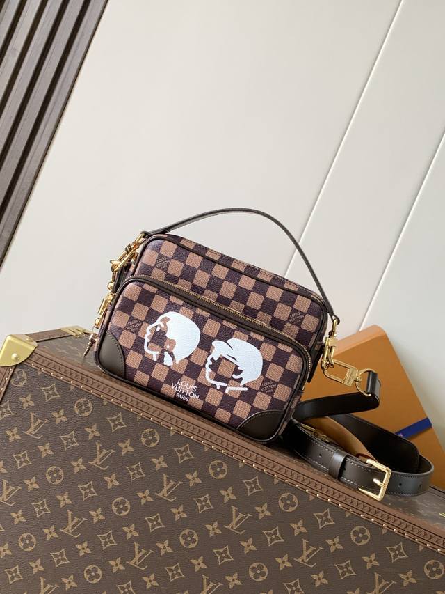 N40797 顶级原单 变码芯片163C 本款 Nil 邮差包取材 Pharrell Williams 焕新演绎的 Damoflage Black 涂层帆布，将