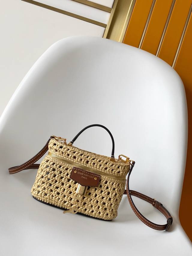 顶级原单 M14303 Vanity Chain Pouch手袋加入度假系列,可轻松点亮户外场合或惬意假期。色彩素雅的拉菲草包身搭配撞色牛皮革饰边,Lv铭纹挂锁 顶级原单 M14303 Vanity Chain Pouch手袋加入度假系列,可轻松点亮户外场合或惬意假期。色彩素雅的拉菲草包身搭配撞色牛皮革饰边,Lv铭纹挂锁