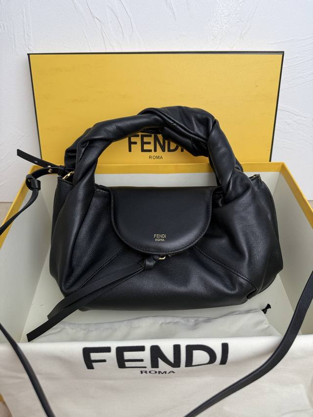 正品级 Fendi Spy小号手袋的设计别具一格，是对在2005春夏时装秀上亮相的著名Fendi It手袋的现代全新诠释。手袋的命名灵感源自其功能，其中包括隐藏