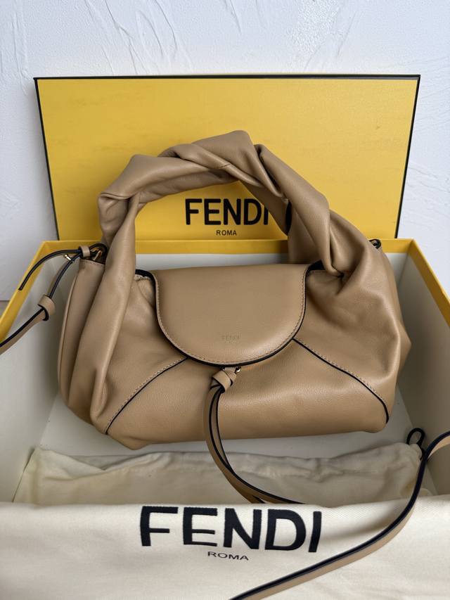 正品级 Fendi Spy小号手袋的设计别具一格，是对在2005春夏时装秀上亮相的著名Fendi It手袋的现代全新诠释。手袋的命名灵感源自其功能，其中包括隐藏