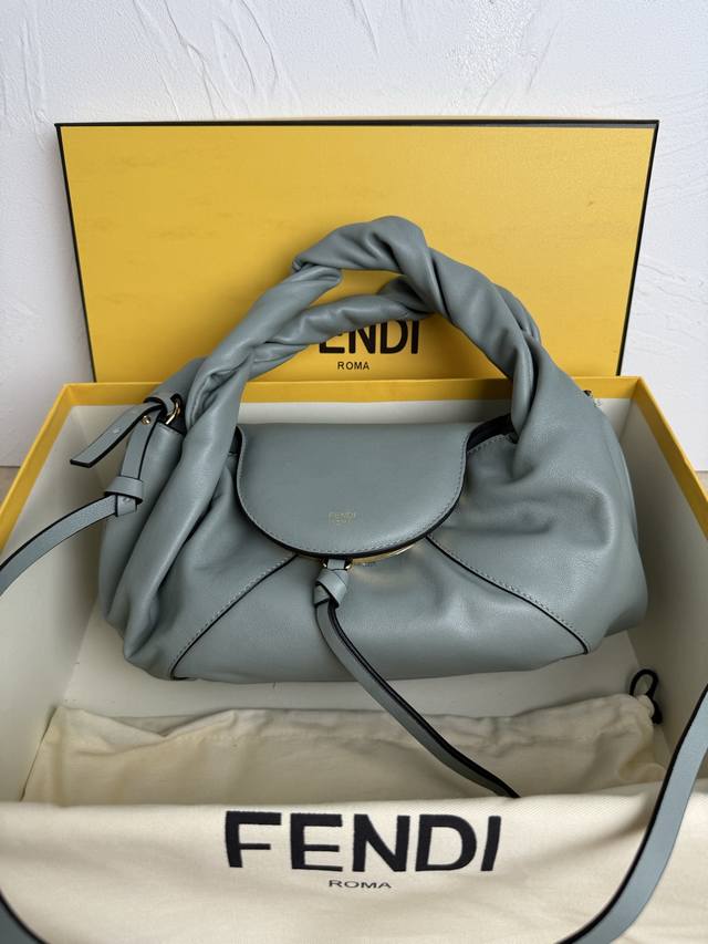 正品级 Fendi Spy小号手袋的设计别具一格，是对在2005春夏时装秀上亮相的著名Fendi It手袋的现代全新诠释。手袋的命名灵感源自其功能，其中包括隐藏