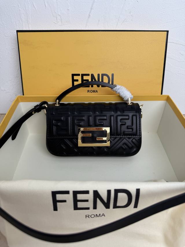 正品级 迷你法棍手机包，能同时放下2部手机噢，可爱又实用，不要太乖了，还能手提跟斜挎随意切换，快来把它带走吧。 尺寸：长19 宽3 高11 款号：8033 手机