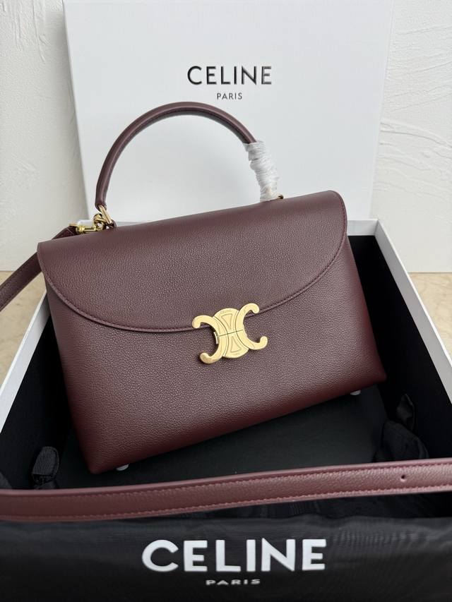 正品级 新品上线Ce凯旋门Kelly手袋 新款凯旋门收袋 满满高级感！ 简约精致的轮廓 呈现干练风格与纯粹美学 无论是沉稳的黑色 低调的棕色 或者是柔和的粉色