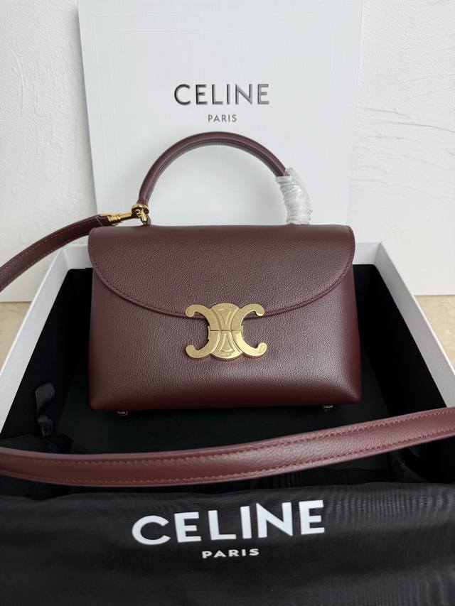 正品级 新品上线Ce凯旋门Kelly手袋 新款凯旋门收袋 满满高级感！ 简约精致的轮廓 无论是沉稳的黑色 低调的棕色经典的老花配色 等等 都散发着无与伦比的高级