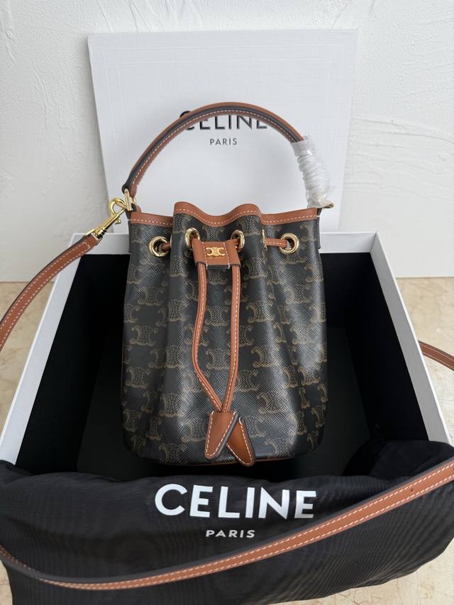 正品级 新品上线 Ce 爆款抽绳水桶包！ Ce 新款小号小水桶Clara . 超大容量 抽绳收口设计 外加手拎把手 ，经典赭石褐色凯旋门印花 耐磨耐脏 ，织物衬