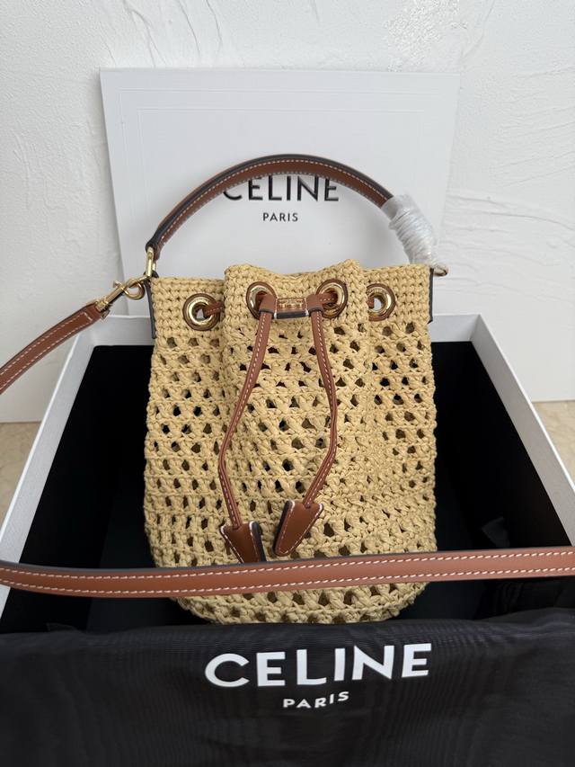 正品级 Teen Clara小号手袋 植物材料 天然草 无衬里 金色饰面 适合手提、肩背和斜挎 抽绳皮革系带 装饰性金属质感Triomphe标志 1个主隔层 1