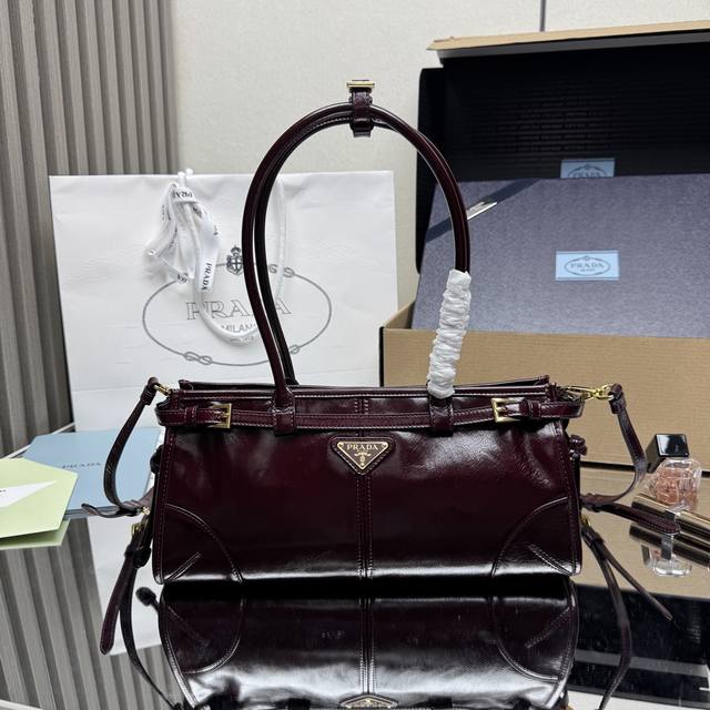 正品级 顶级原单 小号1Ba426 长手腕 Lussolf油腊皮1Ba426小号这款手提斜挎包采用进口油腊皮，油亮的色泽散发出古典气息，配有一条可拆卸调节的长肩