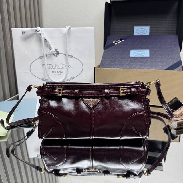 正品级 顶级原单 新款Lussolf油腊皮1Bh215斜跨包这款斜挎包采用进口油腊皮，油亮的色泽散发出古典气息，配有一条可拆卸调节的长肩带，方便肩背和斜跨，容量