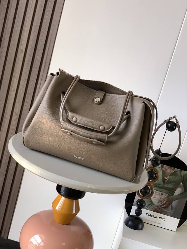 原厂皮 大号柔软牛皮革 Madrid手袋Madrid 具有柔软的结构感梯形造型采用角撑设计，搭配可调节提手和 Pebble 磁扣此大号版本采用柔软牛皮革制成*可