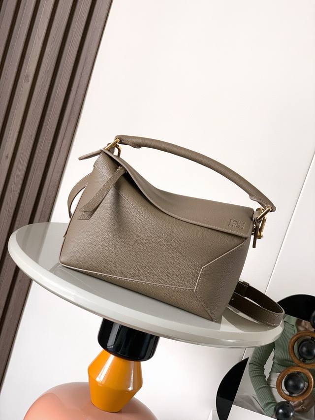 原厂皮 新版本几何包小号24Cmpuzzle手袋！原厂进口荔枝纹小牛皮罗家爆款几何包Puzzle 手袋是创意总监乔纳森 安德森为 L0Ewe 推出的首款手提包长