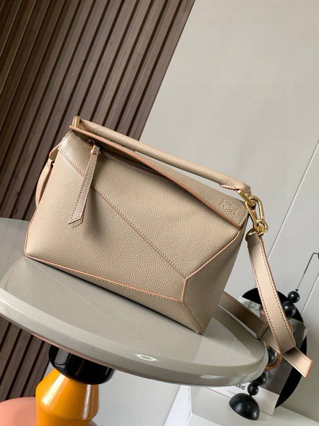 原厂皮 新版本几何包小号24Cmpuzzle手袋！原厂进口荔枝纹小牛皮罗家爆款几何包Puzzle 手袋是创意总监乔纳森 安德森为 L0Ewe 推出的首款手提包长