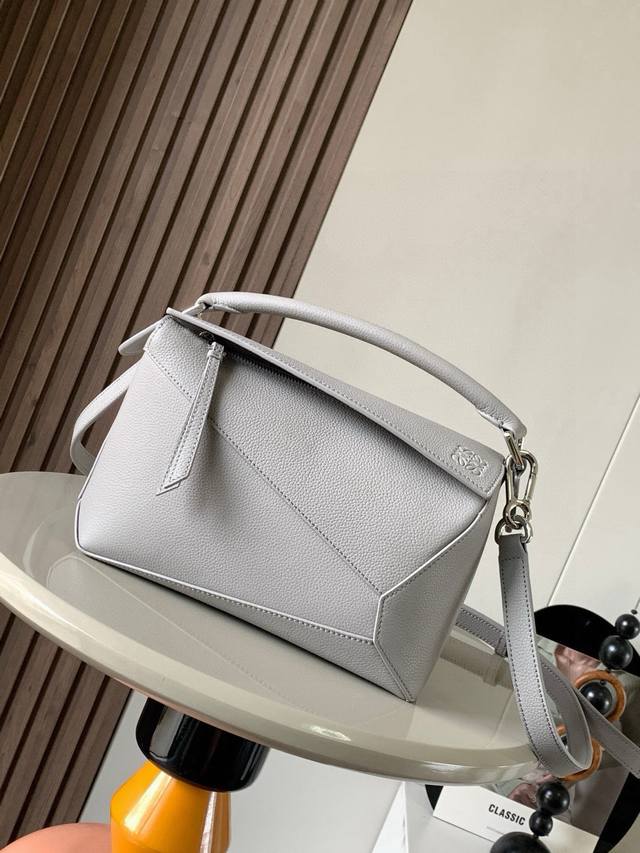 原厂皮 新版本几何包小号24Cmpuzzle手袋！原厂进口荔枝纹小牛皮罗家爆款几何包Puzzle 手袋是创意总监乔纳森 安德森为 L0Ewe 推出的首款手提包长