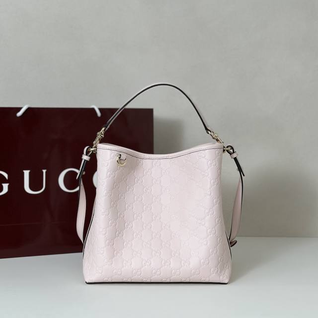 专柜品质，顶级原单货，实物实拍！款号815103浅粉压字，尺寸：宽25X高25X侧宽15.5Cm，