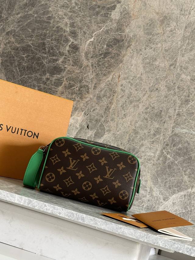 正品级 163C01动态芯片 顶级原单M14911啡花配绿皮 本款 Dopp Kit 18盥洗袋首度为 Monogram Eclipse 涂层帆布搭配明丽皮革，