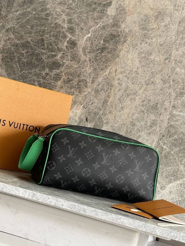 正品级 163C01动态芯片 顶级原单M26433黑花配绿皮 本款 Dopp Kit 18盥洗袋首度为 Monogram Eclipse 涂层帆布搭配明丽皮革，