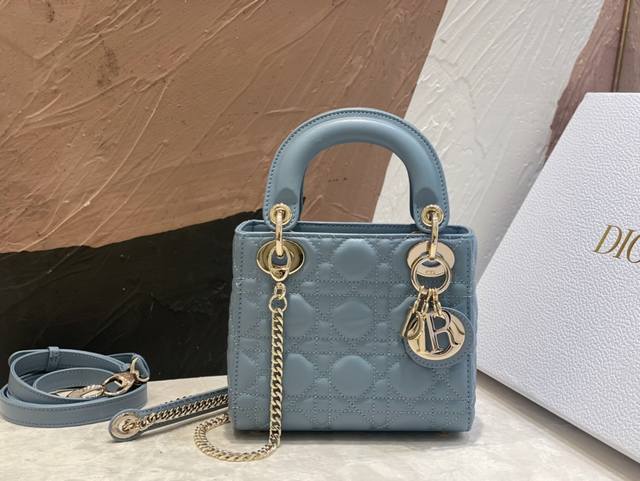 正品级 ,高版本 三格糖果蓝现货 Classic Lady戴妃包羊皮,人手一个必备的三格小包。迷人优雅又气场十足,斜挎手拎也是女人味十足,经典时尚风格。Ins和 正品级 ,高版本 三格糖果蓝现货 Classic Lady戴妃包羊皮,人手一个必备的三格小包。迷人优雅又气场十足,斜挎手拎也是女人味十足,经典时尚风格。Ins和