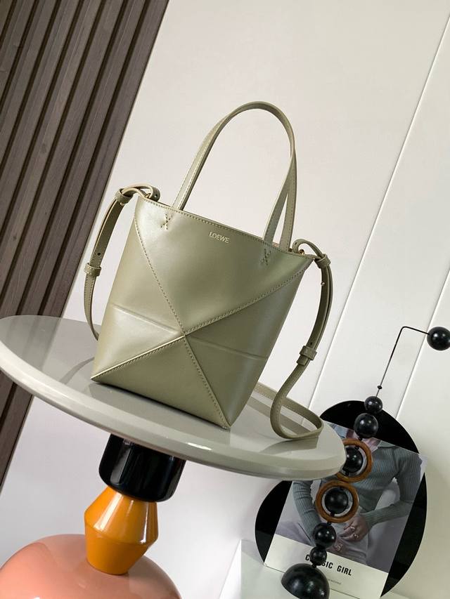 原厂皮 新款亮面牛皮革迷你号Puzzle Fold手袋又把几何图形玩出花了很久没见过这么实用又设计感满满的托特包了这款延续了Puzzle系列的几何美学以折纸包为 原厂皮 新款亮面牛皮革迷你号Puzzle Fold手袋又把几何图形玩出花了很久没见过这么实用又设计感满满的托特包了这款延续了Puzzle系列的几何美学以折纸包为