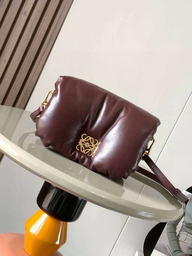 原厂皮 迷你闪亮纳帕羊皮革 Puffer Goya 手袋Puffer Goya 受到了 Goya 美学和关键细节的启发通过带有鹅毛衬垫的闪亮纳帕羊皮革带来了全新 原厂皮 迷你闪亮纳帕羊皮革 Puffer Goya 手袋Puffer Goya 受到了 Goya 美学和关键细节的启发通过带有鹅毛衬垫的闪亮纳帕羊皮革带来了全新