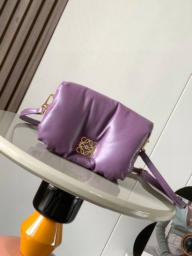 原厂皮 迷你闪亮纳帕羊皮革 Puffer Goya 手袋Puffer Goya 受到了 Goya 美学和关键细节的启发通过带有鹅毛衬垫的闪亮纳帕羊皮革带来了全新 原厂皮 迷你闪亮纳帕羊皮革 Puffer Goya 手袋Puffer Goya 受到了 Goya 美学和关键细节的启发通过带有鹅毛衬垫的闪亮纳帕羊皮革带来了全新