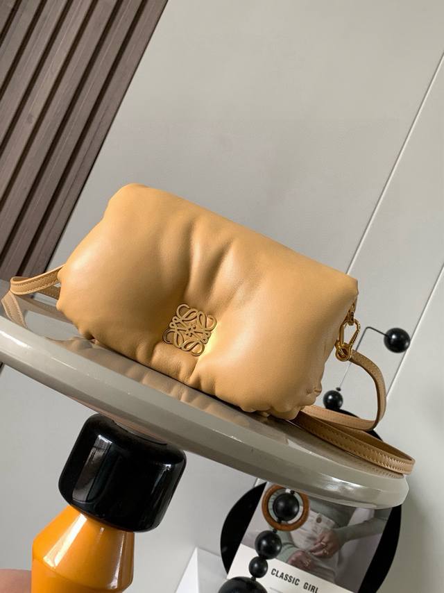 原厂皮 迷你闪亮纳帕羊皮革 Puffer Goya 手袋Puffer Goya 受到了 Goya 美学和关键细节的启发通过带有鹅毛衬垫的闪亮纳帕羊皮革带来了全新 原厂皮 迷你闪亮纳帕羊皮革 Puffer Goya 手袋Puffer Goya 受到了 Goya 美学和关键细节的启发通过带有鹅毛衬垫的闪亮纳帕羊皮革带来了全新