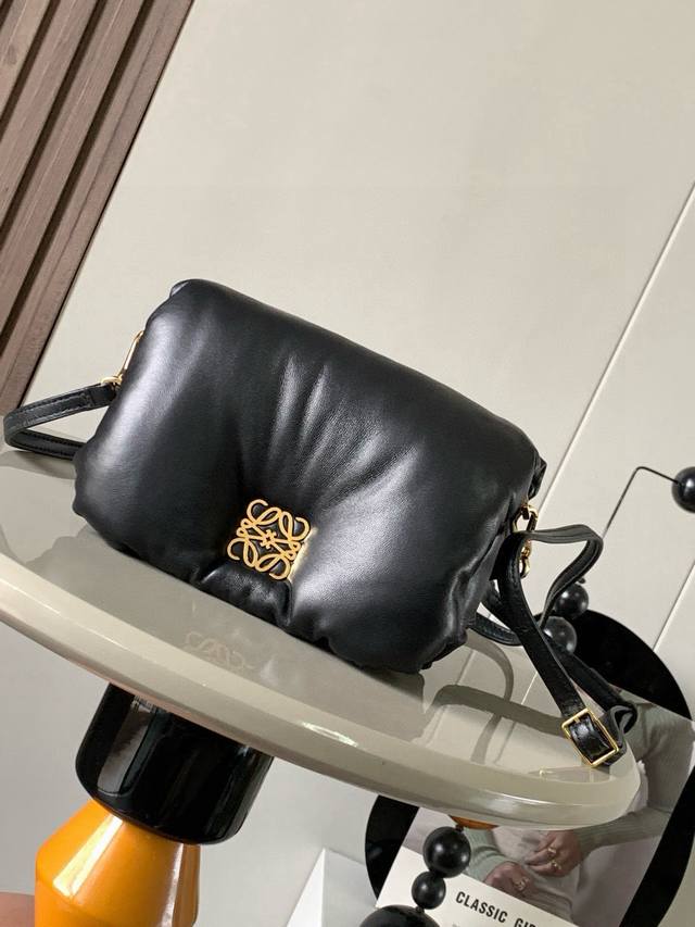 原厂皮 迷你闪亮纳帕羊皮革 Puffer Goya 手袋Puffer Goya 受到了 Goya 美学和关键细节的启发通过带有鹅毛衬垫的闪亮纳帕羊皮革带来了全新 原厂皮 迷你闪亮纳帕羊皮革 Puffer Goya 手袋Puffer Goya 受到了 Goya 美学和关键细节的启发通过带有鹅毛衬垫的闪亮纳帕羊皮革带来了全新