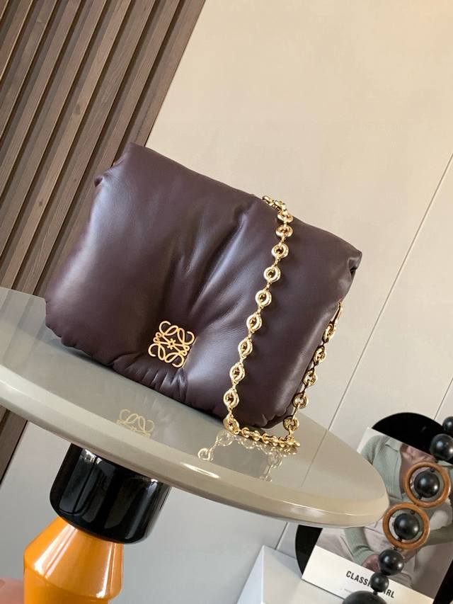 原厂皮 闪亮纳帕羊皮革 Puffer Goya 手袋 Puffer Goya 受到了 Goya 美学和关键细节的启发通过带有鹅毛衬垫的闪亮纳帕羊皮革带来了全新的 原厂皮 闪亮纳帕羊皮革 Puffer Goya 手袋 Puffer Goya 受到了 Goya 美学和关键细节的启发通过带有鹅毛衬垫的闪亮纳帕羊皮革带来了全新的