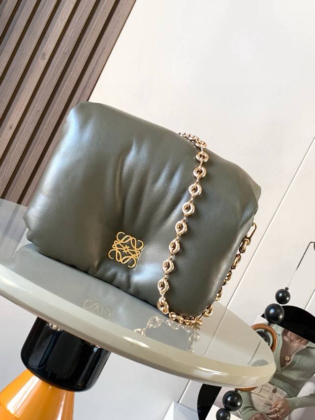 原厂皮 闪亮纳帕羊皮革 Puffer Goya 手袋 Puffer Goya 受到了 Goya 美学和关键细节的启发通过带有鹅毛衬垫的闪亮纳帕羊皮革带来了全新的 原厂皮 闪亮纳帕羊皮革 Puffer Goya 手袋 Puffer Goya 受到了 Goya 美学和关键细节的启发通过带有鹅毛衬垫的闪亮纳帕羊皮革带来了全新的