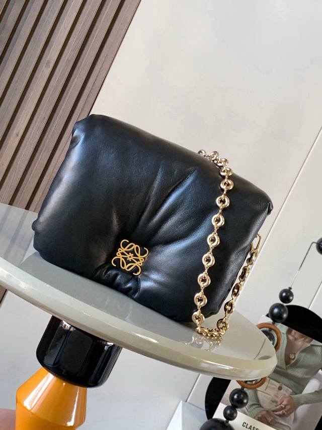 原厂皮 闪亮纳帕羊皮革 Puffer Goya 手袋 Puffer Goya 受到了 Goya 美学和关键细节的启发通过带有鹅毛衬垫的闪亮纳帕羊皮革带来了全新的 原厂皮 闪亮纳帕羊皮革 Puffer Goya 手袋 Puffer Goya 受到了 Goya 美学和关键细节的启发通过带有鹅毛衬垫的闪亮纳帕羊皮革带来了全新的