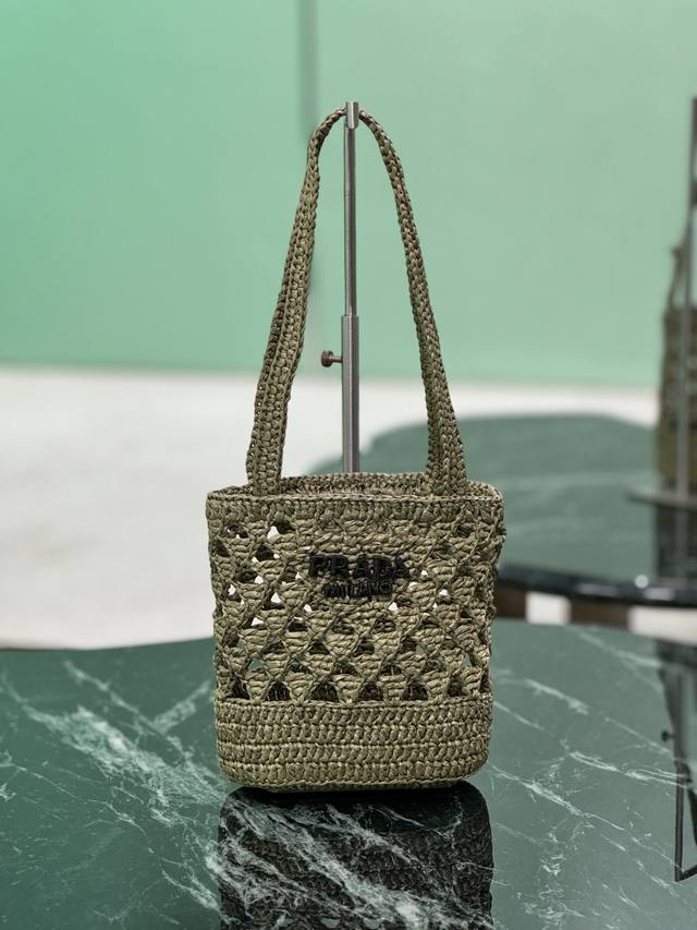 正品级 新品拉菲草托特包 旅行度假绝佳选择,采用拉菲草手工打造,轻盈自然的材质表露夏日心绪 正面刺绣刻字三角徽标 配以长长的精致肩背提手 小小包身容量也不错哦而 正品级 新品拉菲草托特包 旅行度假绝佳选择,采用拉菲草手工打造,轻盈自然的材质表露夏日心绪 正面刺绣刻字三角徽标 配以长长的精致肩背提手 小小包身容量也不错哦而