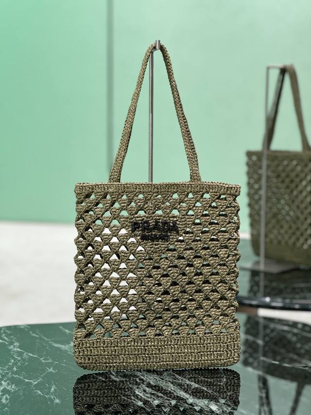 正品级 草编购物袋 这款钩针三角托特包以现代、精致的设计重新诠释了经典的梭织面料风格,洋溢着夏日的情调。 轻盈。而对比色的刺绣刻字标志则以独特的触感完成了这件配 正品级 草编购物袋 这款钩针三角托特包以现代、精致的设计重新诠释了经典的梭织面料风格,洋溢着夏日的情调。 轻盈。而对比色的刺绣刻字标志则以独特的触感完成了这件配