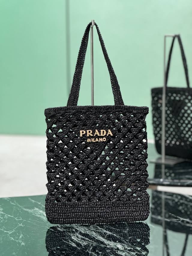 正品级 草编购物袋 这款钩针三角托特包以现代、精致的设计重新诠释了经典的梭织面料风格,洋溢着夏日的情调。 轻盈。而对比色的刺绣刻字标志则以独特的触感完成了这件配 正品级 草编购物袋 这款钩针三角托特包以现代、精致的设计重新诠释了经典的梭织面料风格,洋溢着夏日的情调。 轻盈。而对比色的刺绣刻字标志则以独特的触感完成了这件配