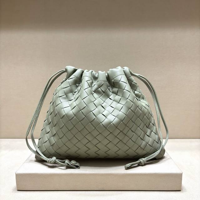 正品级 新款 抽绳Dustbag“垃圾袋” 真的好搭!慵懒自在的随意感以经典编织设计,塑造时尚界的不败单品 束口的抽绳设计自然开口褶皱感和柔嫩牛皮光滑细腻 处处 正品级 新款 抽绳Dustbag“垃圾袋” 真的好搭!慵懒自在的随意感以经典编织设计,塑造时尚界的不败单品 束口的抽绳设计自然开口褶皱感和柔嫩牛皮光滑细腻 处处