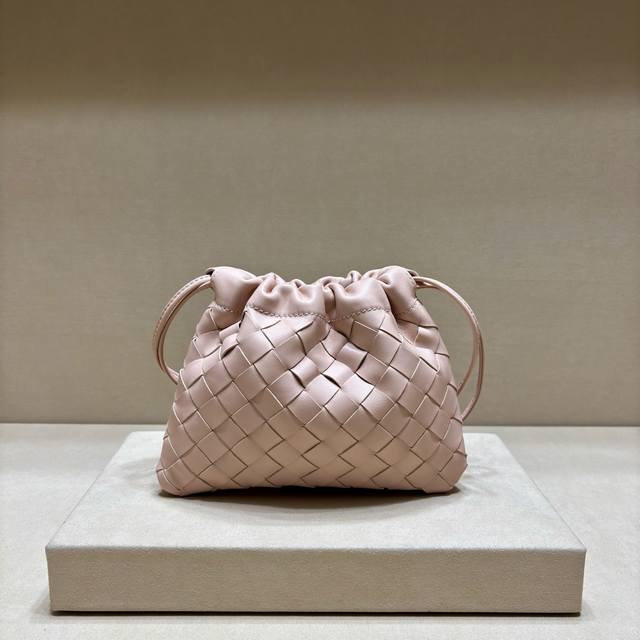 正品级 新品小福包在近几年可谓是女孩们人手一只的时尚单,优雅而简单的风格收获了很多不同年龄段人群的喜爱,包包的内里采用的是科技尼龙材质,非常轻便耐脏,就算出行时 正品级 新品小福包在近几年可谓是女孩们人手一只的时尚单,优雅而简单的风格收获了很多不同年龄段人群的喜爱,包包的内里采用的是科技尼龙材质,非常轻便耐脏,就算出行时