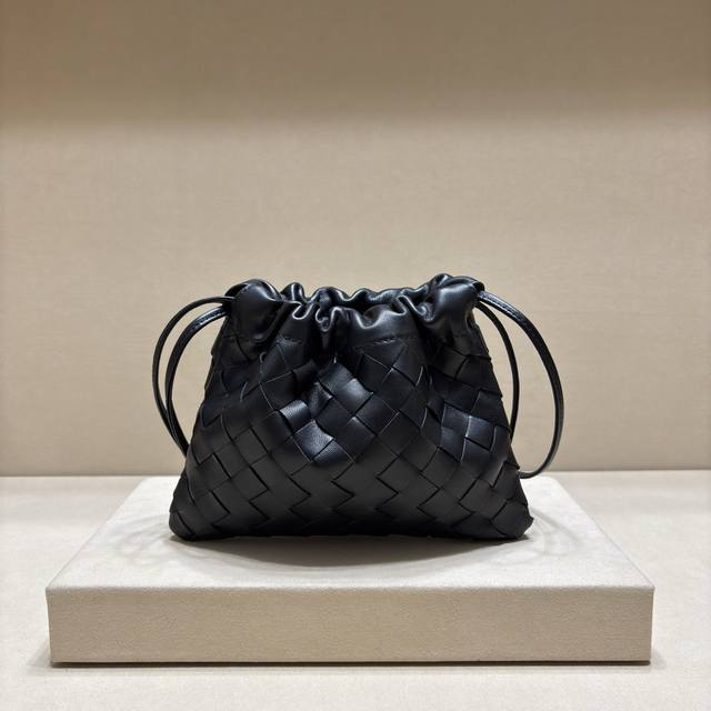 正品级 新品小福包在近几年可谓是女孩们人手一只的时尚单,优雅而简单的风格收获了很多不同年龄段人群的喜爱,包包的内里采用的是科技尼龙材质,非常轻便耐脏,就算出行时 正品级 新品小福包在近几年可谓是女孩们人手一只的时尚单,优雅而简单的风格收获了很多不同年龄段人群的喜爱,包包的内里采用的是科技尼龙材质,非常轻便耐脏,就算出行时