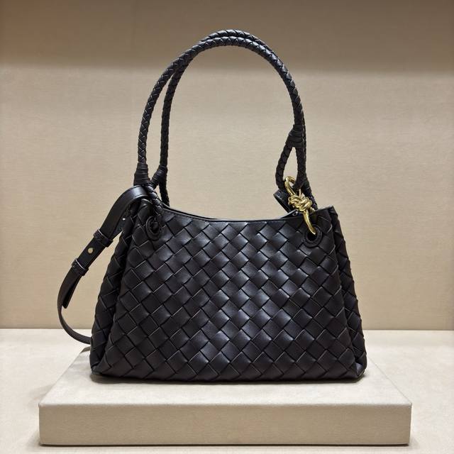 原厂皮 秋季新品中号Parachuta降落伞来啦,别致性的外表加上标志性的金属绳结,一整块皮革将四角折叠成降落伞形状!精致的Knot金属扣高级而又优雅,超强的容 原厂皮 秋季新品中号Parachuta降落伞来啦,别致性的外表加上标志性的金属绳结,一整块皮革将四角折叠成降落伞形状!精致的Knot金属扣高级而又优雅,超强的容